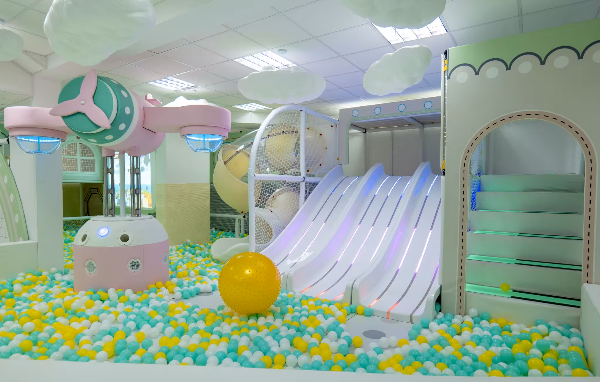 Tobogani i bazen s lopticama u SkyKids igraonici